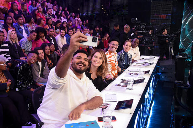 Paulo Vieira e Claudia Abreu fazem uma selfie na bancada do Dança dos Famosos