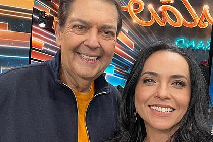 Izabella Camargo ao lado de Faustão