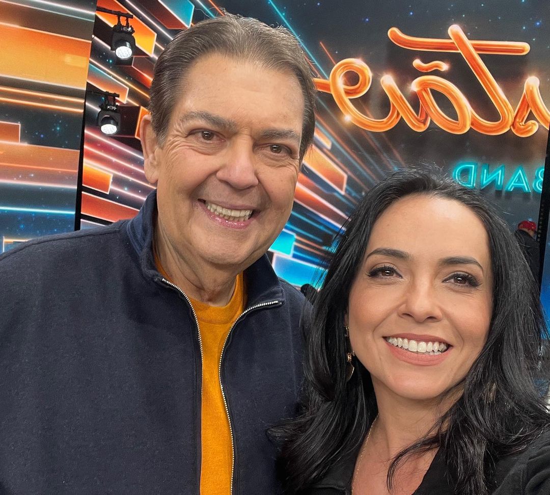 Izabella Camargo ao lado de Faustão