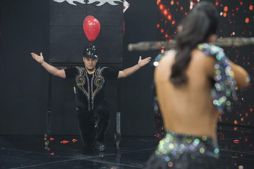 O casal do Circo Roma mostra habilidades com o arco e flecha no Faustão na Band