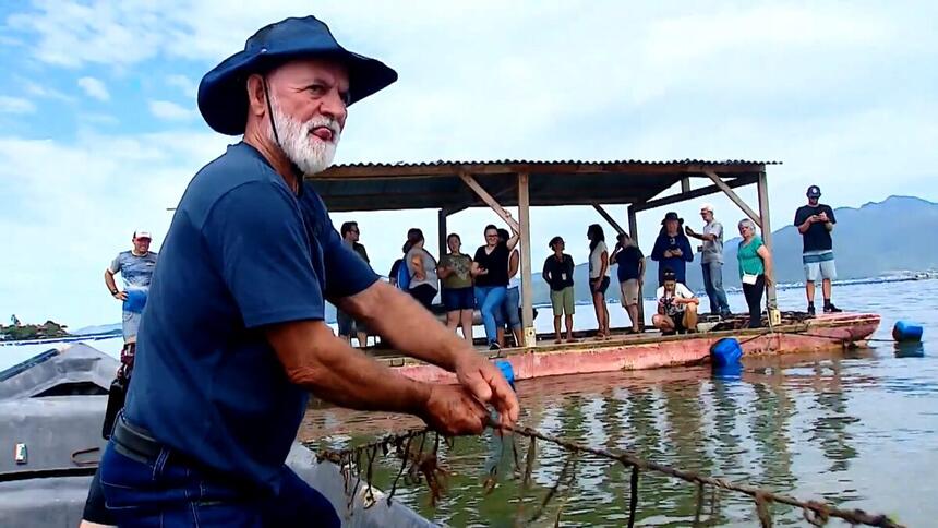 Fazendeiro do mar em cima de um barco num rio durante reportagem do Globo Rural deste domingo, 07/05/2023