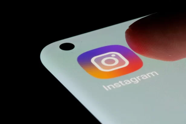 Dedo tocando no aplicativo do Instagram em um smartphone