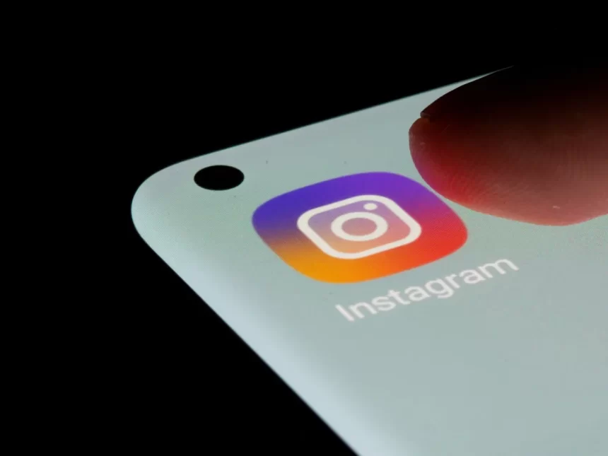 Dedo tocando no aplicativo do Instagram em um smartphone