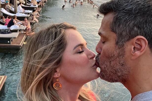 Susana Werner e Julio Cesar dão beijo na boca após reatarem casamento