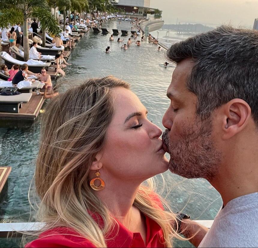 Susana Werner e Julio Cesar dão beijo na boca após reatarem casamento