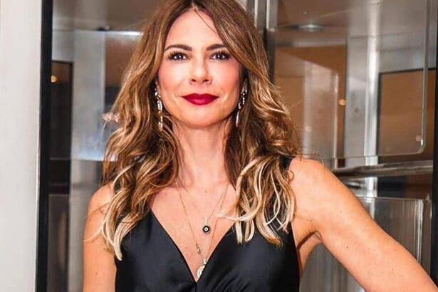 Luciana Gimenez em foto posada com a mão na cintura