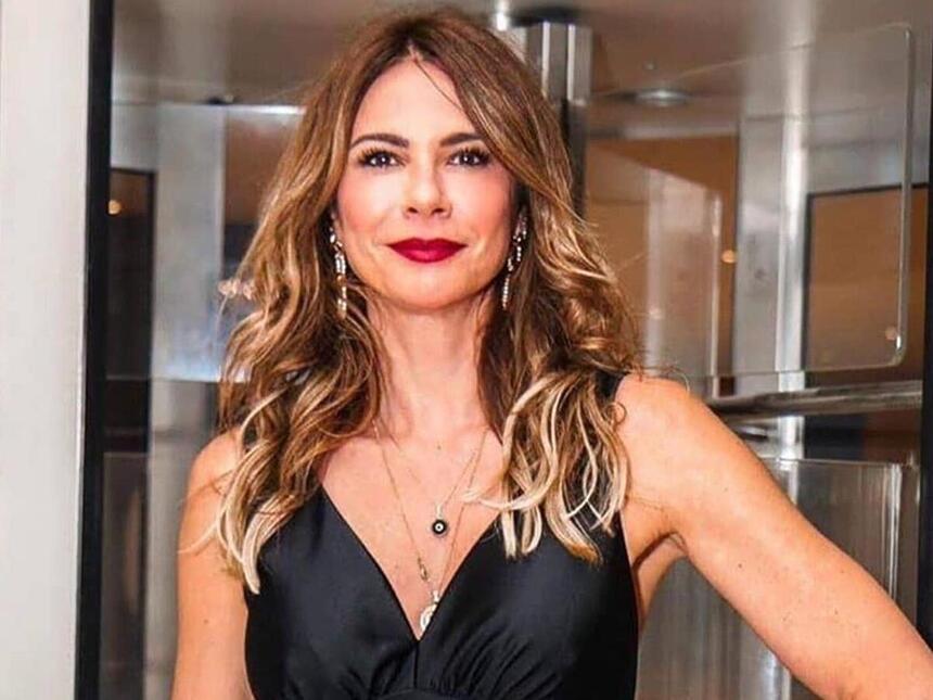 Luciana Gimenez em foto posada com a mão na cintura