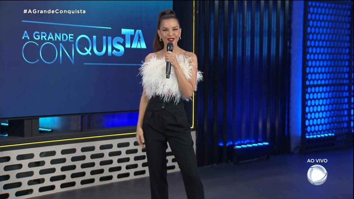 Mariana Rios apresentando o A Grande Conquista desta quarta-feira, 17/05/2023