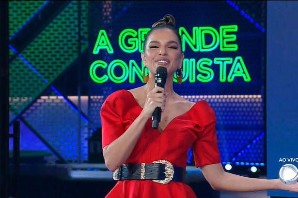 Mariana Rios com vestido vermelho apresentando o A Grande Conquista na Record TV