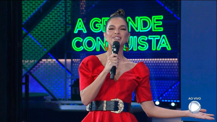 Mariana Rios com vestido vermelho apresentando o A Grande Conquista na Record TV