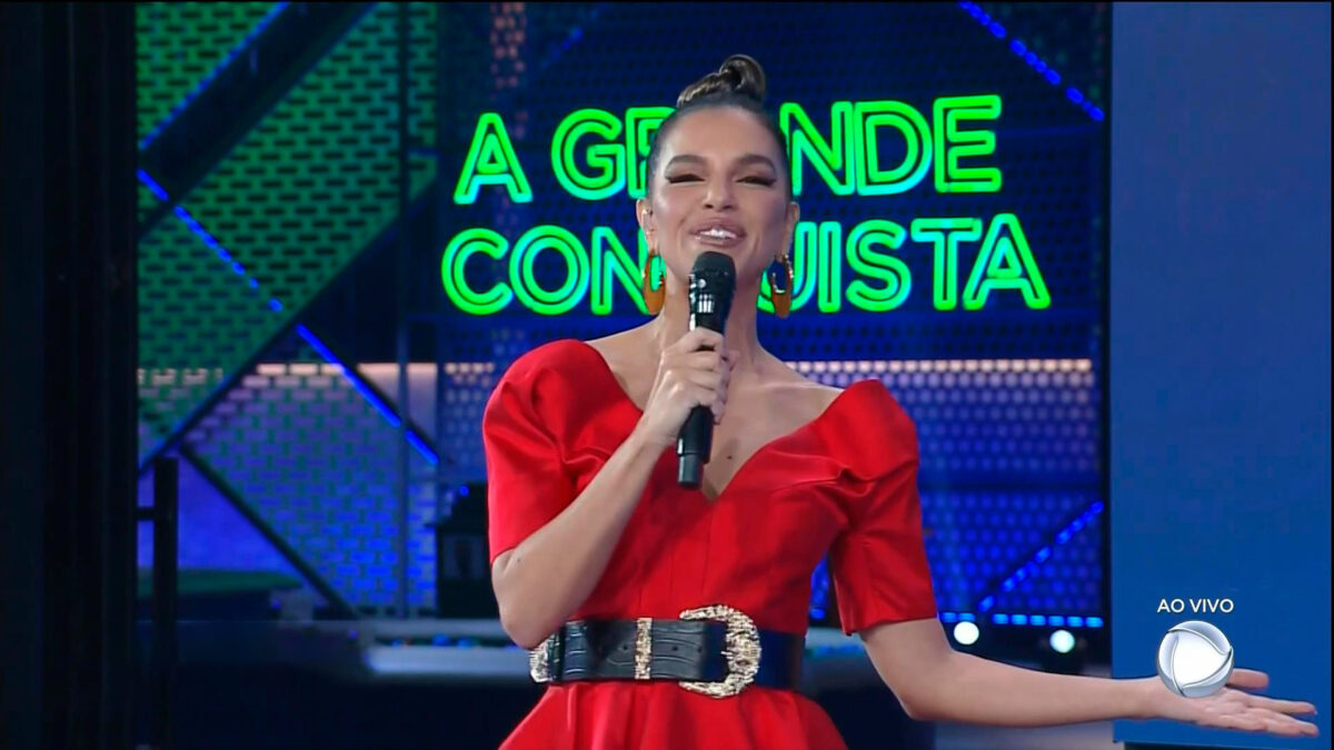 Mariana Rios com vestido vermelho apresentando o A Grande Conquista na Record TV