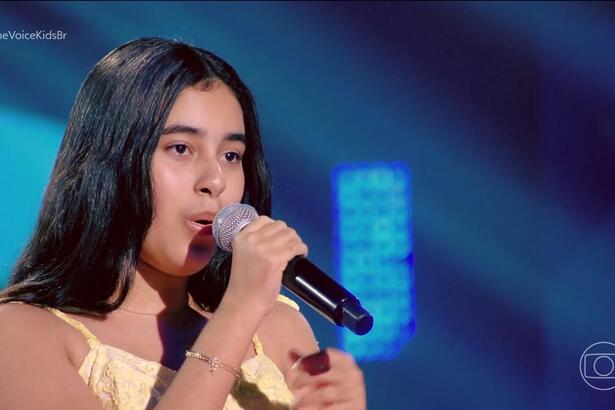 Mirelly Raiane canta no palco do The Voice Kids Brasil