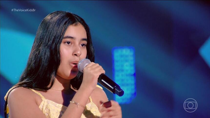 Mirelly Raiane canta no palco do The Voice Kids Brasil