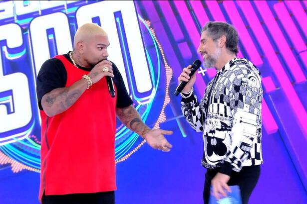 Naldo ao lado de Marcos Mion no palco do Caldeirão deste sábado, 20/05