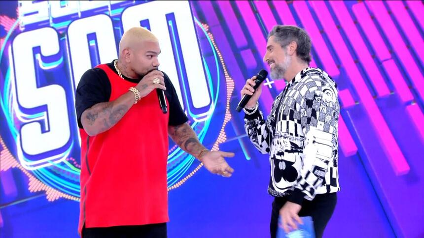 Naldo ao lado de Marcos Mion no palco do Caldeirão deste sábado, 20/05