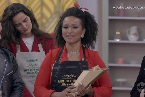 Natália Deodato segura troféu do Bake Off Brasil Celebridades 2023