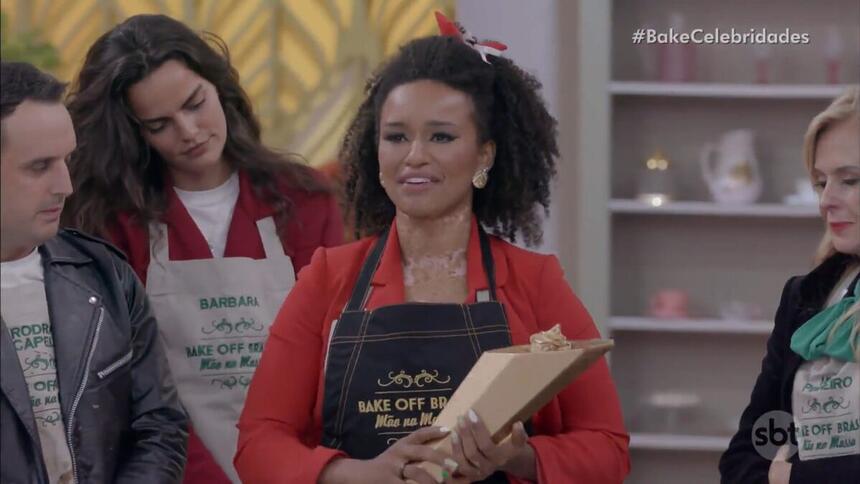 Natália Deodato segura troféu do Bake Off Brasil Celebridades 2023