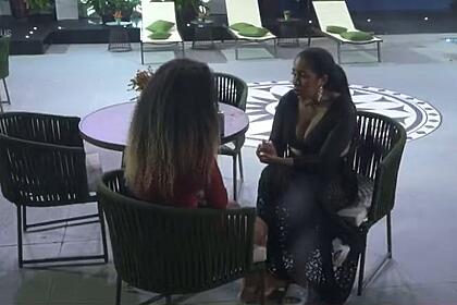 Natália Deodato conversa com Janielle sobre Tiago Dionísio. Elas estão na área externa do A Grande Conquista