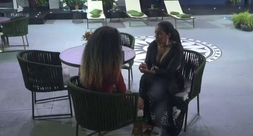 Natália Deodato conversa com Janielle sobre Tiago Dionísio. Elas estão na área externa do A Grande Conquista