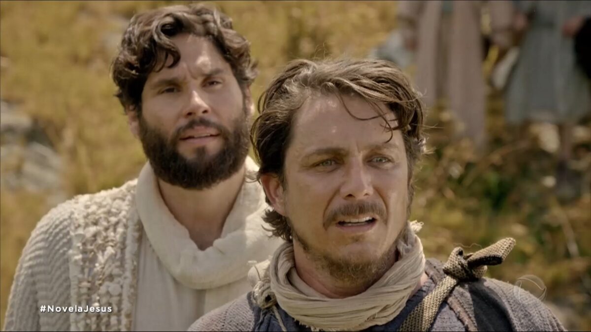 Dudu Azevedo e Petrônio Gontijo parados olhando um leão em cena da novela Jesus, exibia na Record TV do Rio de Janeiro