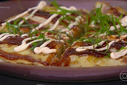 Okonomiyaki (panqueca japonesa) pronta no cenário do Mais Você