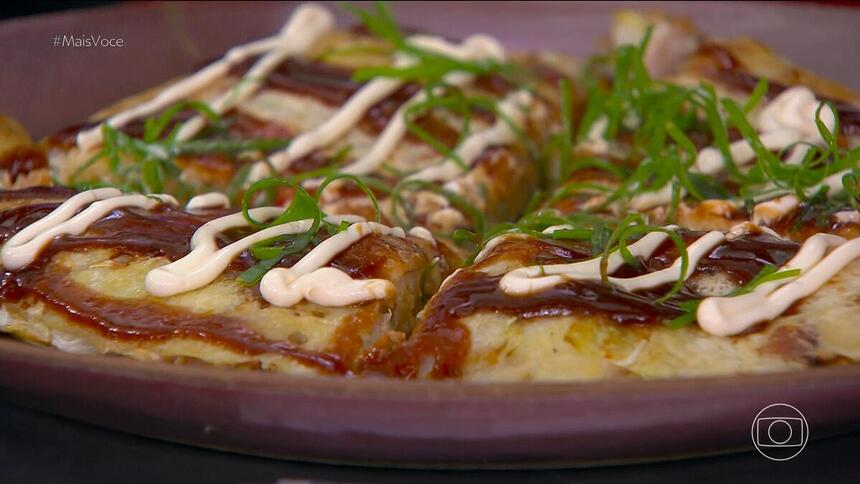 Okonomiyaki (panqueca japonesa) pronta no cenário do Mais Você