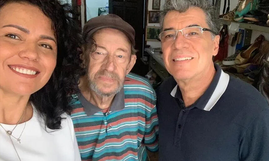 Paulo Betti sorrindo ao lado do irmão e esposa