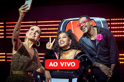Fátima Bernardes faz selfie com IZa e Mumuzinho no segundo dia das fases das batalhas do The Voice Kids 8