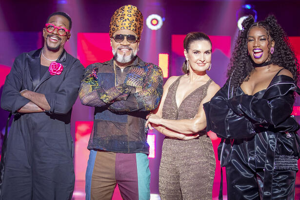 Fátima Bernardes, IZA, Carlinhos Brown e Mumuzinho cruzam os braços em foto de divulgação da fase das batalhas do The Voice Kids 8