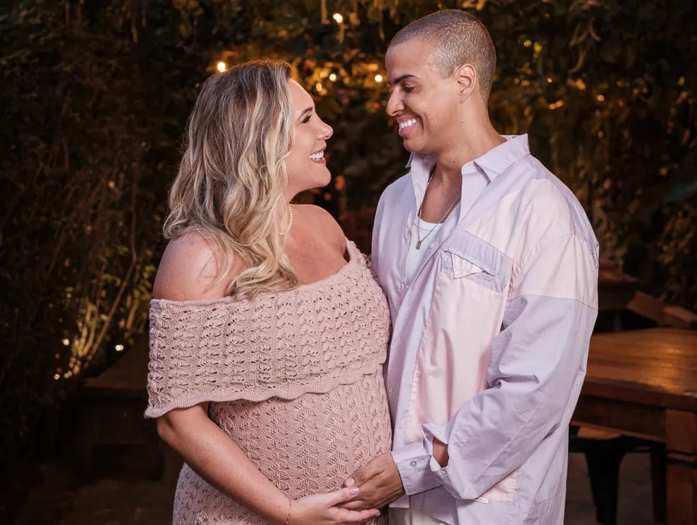 Thiago Oliveira acaricia a barriga de grávida de Bruna Matuti
