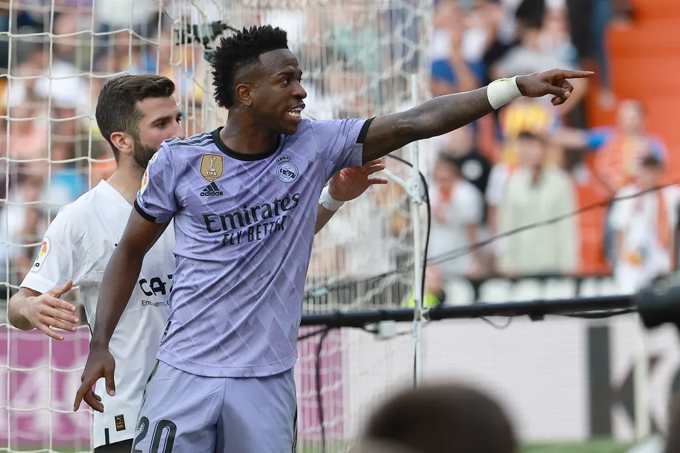 Vinicius Jr. aponta racistas durante o jogo do Valencia x Real Madrid