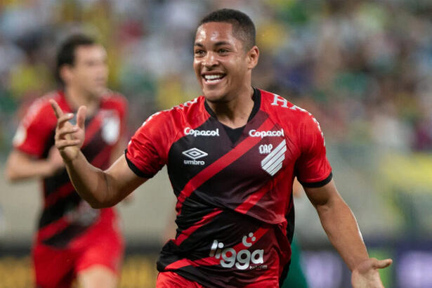 Vitor Roque comemorando um gol com a camisa do Athletico/PR