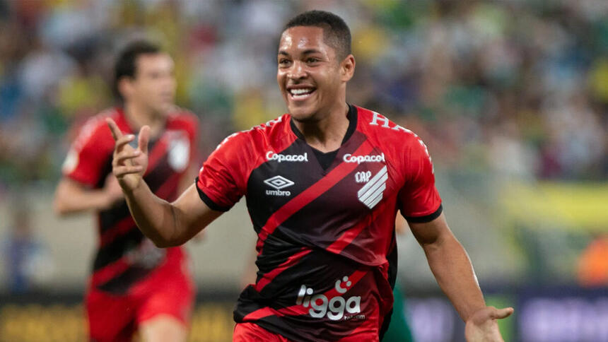 Vitor Roque comemorando um gol com a camisa do Athletico/PR