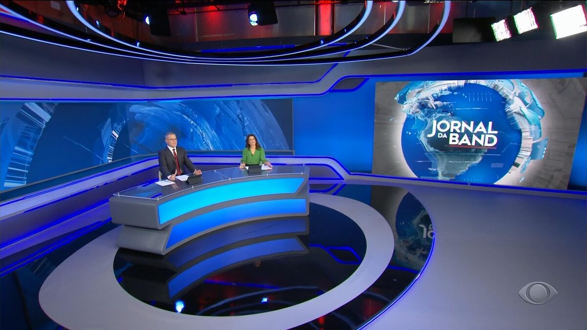 Adriana Araújo e Eduardo Oinegue no comando do Jornal da Band, que estreiou nova fase com boa audiência