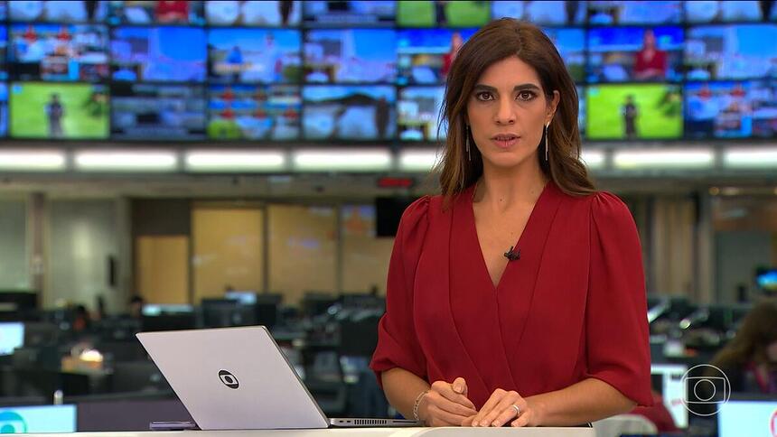 Andréia Sadi em pé no cenário do Jornal Hoje, da TV Globo