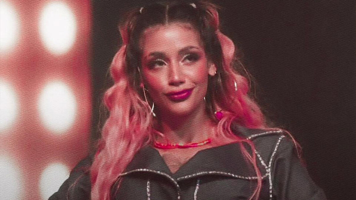 Azzy com cabelo preso pros lados, usando figurino de show
