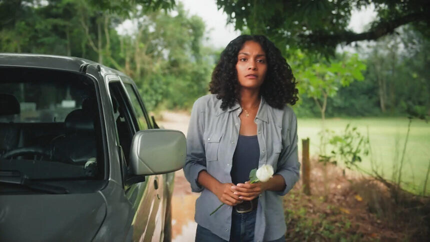 Barbara Reis, como Aline, em trecho da novela Terra e Paixão