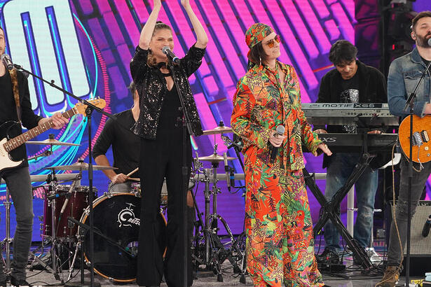 Beto Lee e Fernanda Abreu no palco do Caldeirão, cantando em homenagem a Rita Lee