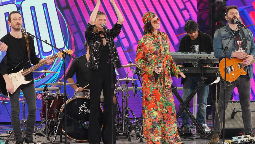 Beto Lee e Fernanda Abreu no palco do Caldeirão, cantando em homenagem a Rita Lee