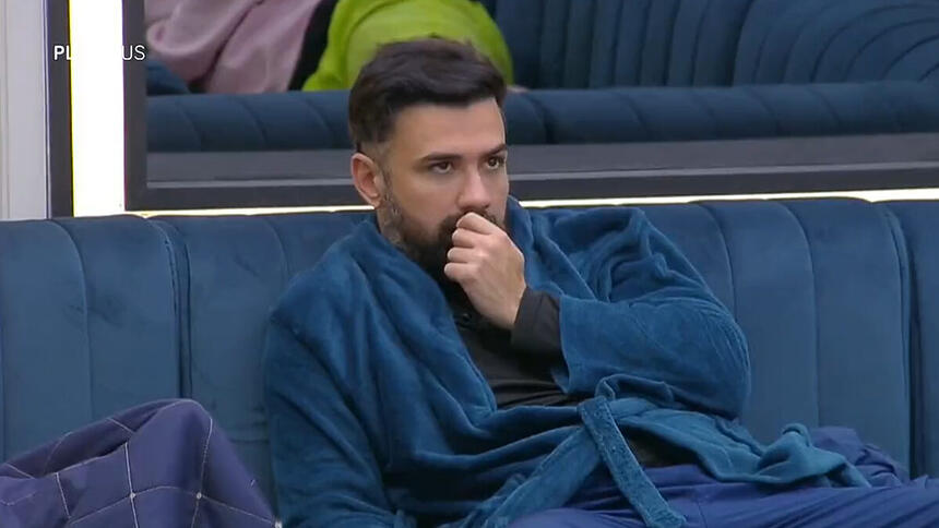 Bruno Talámo sentado no sofá do A Grande Conquista