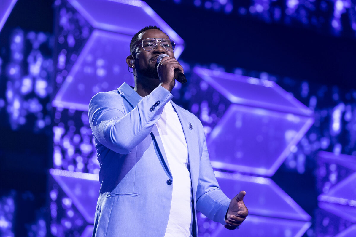 Felipe Santos se apresentando na final do Canta Comigo 5