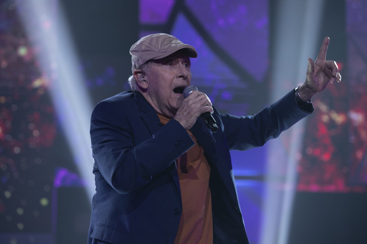 Peter Michael canta na semifinal do Canta Comigo 5