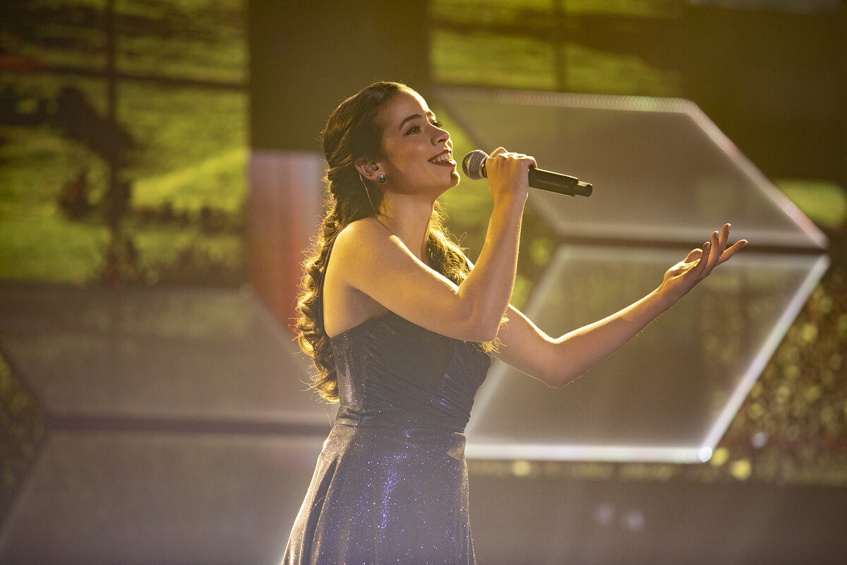 Letícia Moraes canta lírico na semifinal do Canta Comigo 5