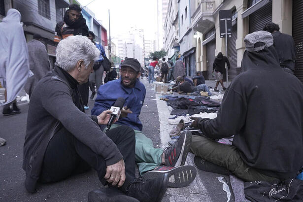 Caco Barcellos em trecho do Profissão Repórter gravado na Cracolândia