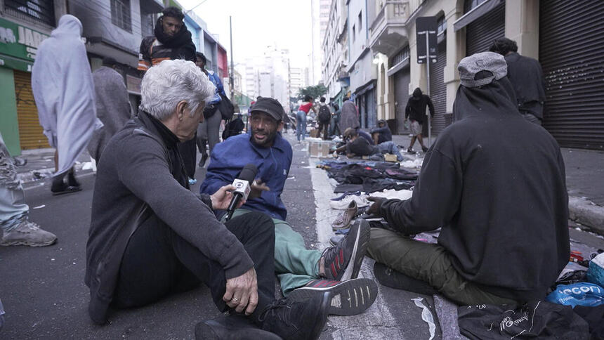 Caco Barcellos em trecho do Profissão Repórter gravado na Cracolândia