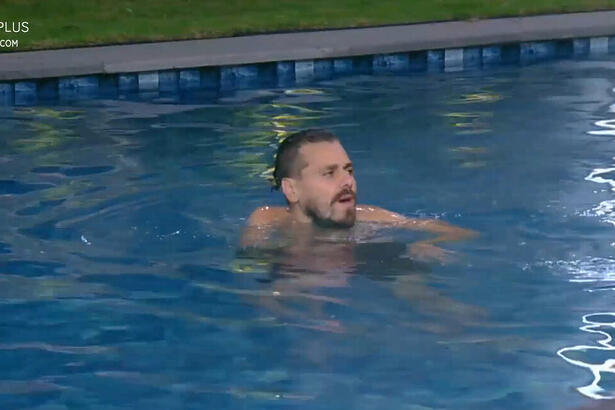 Daniel Toko sem camisa na piscina