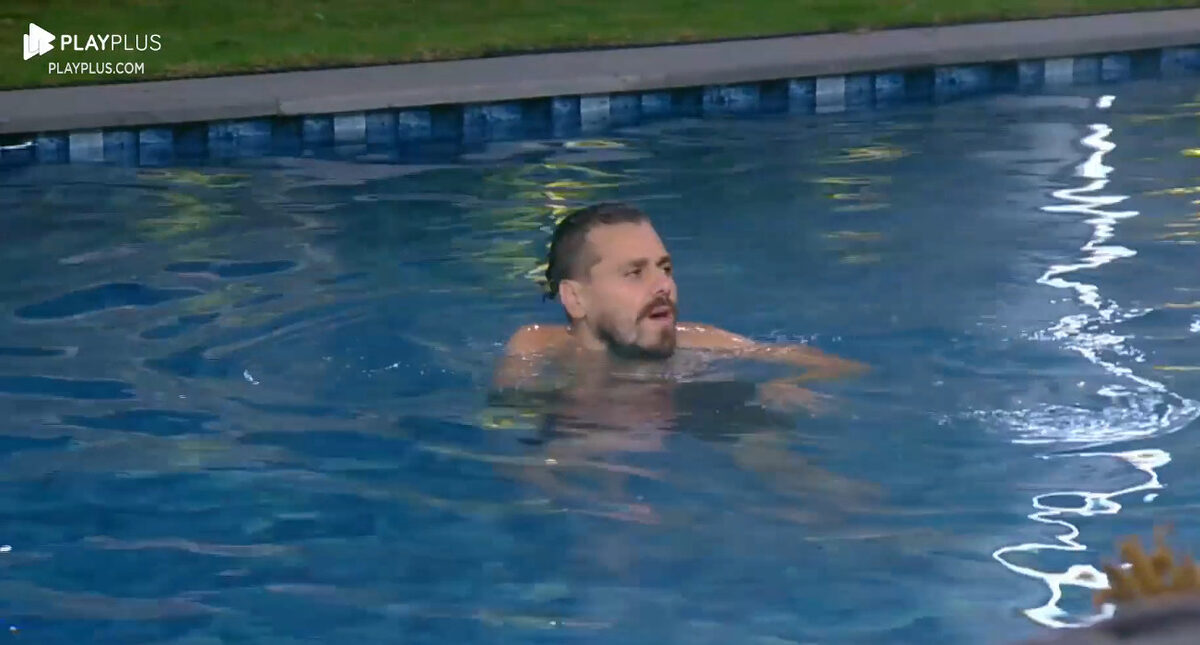 Daniel Toko sem camisa na piscina