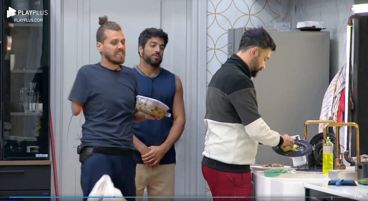 Daniel Toko, Ricardo Villardo e Bruno Tálamo conversam na cozinha da Mansão