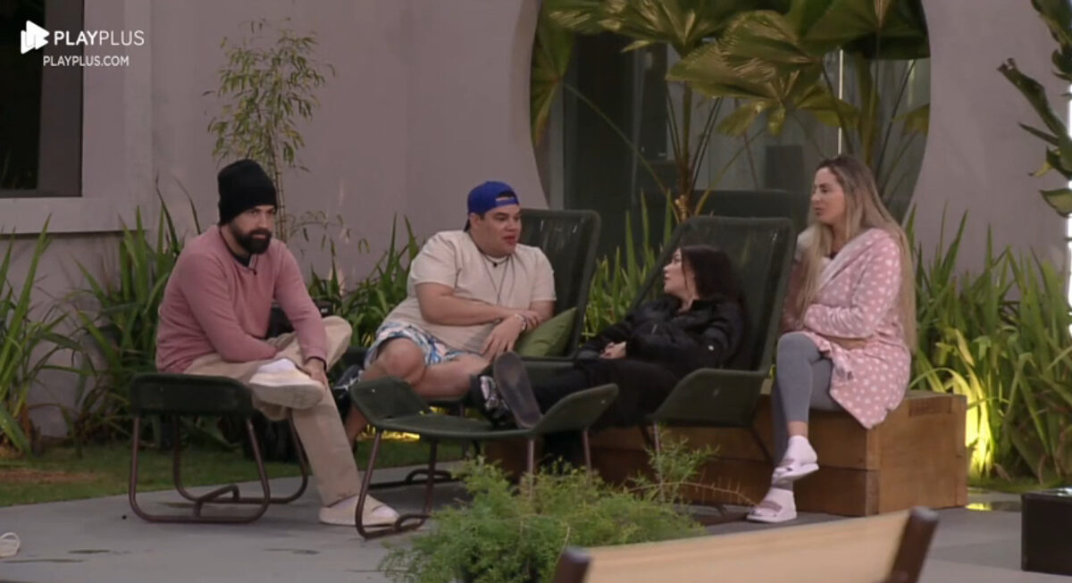 Erick Ricarte, Faby Monarca, Vic e Bruno Tálamo sentados na varanda conversando