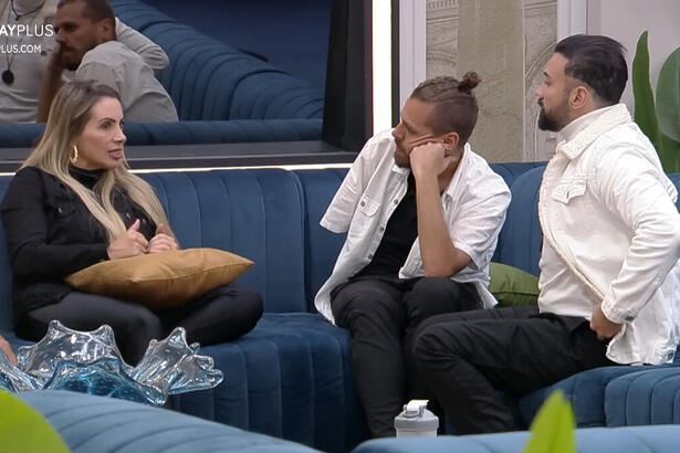 Faby Monarca, Bruno Tálamo e Daniel Toko em conversa no sofá do A Grande Conquista